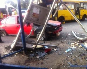 Смертельное ДТП в Киеве: Opel снес остановку на Петровке (ФОТО)
