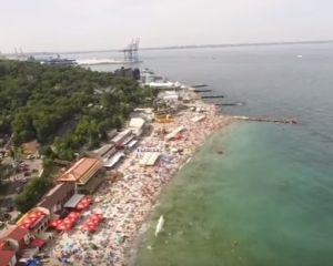 Яблоку негде упасть: пляжи Одессы передали привет