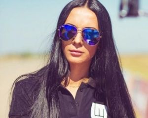 Самая красивая полицейская Киева взялась за бензопилу (ФОТО)