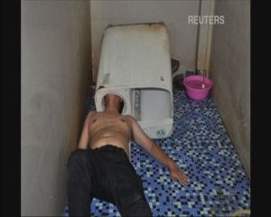 Спасатели с трудом вытащили китайца из стиральной машины