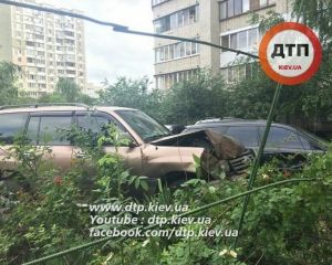 В Киеве пьяный судья разбил Toyota и Subaru (ФОТО)