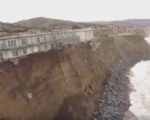У Каліфорнії будинок обвалився зі скелі в океан (ВІДЕО)