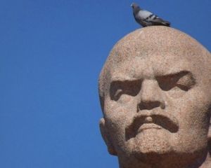 Два росіянина влаштували танці на постаменті пам