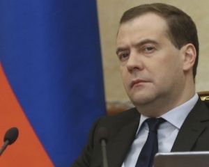 Медведев: Россия срочно сокращает госслужащих