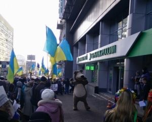 В центр Киева свезли шины: митингующие блокируют Сбербанк России (ФОТО)