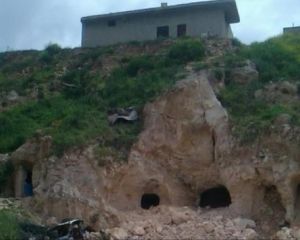 Сирийцы прячутся в пещерах от российских бомбардировок (ФОТО)