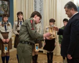 Порошенко принесли огонь мира (ФОТО, ВИДЕО)