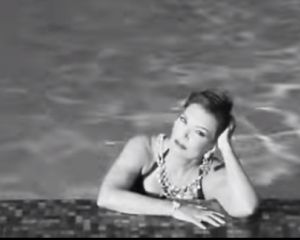 60-летняя мама Кардашьян оголилась для глянца (ВИДЕО)