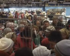Драка в супермаркете – в Киеве не могли поделить дешевую рыбу (ВИДЕО)