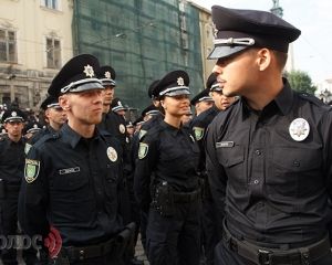 Пьяные полицейские устроили драку в ночном клубе (ВІДЕО)