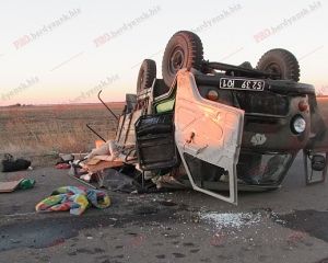 Под Бердянском перевернулось авто с военными (ФОТО)