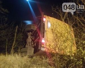 В Одессе маршрутка с людьми слетела в овраг, ее остановили деревья (ФОТО)