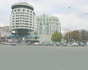 В центре Киева тротуар отдали под авторынок (ФОТО)