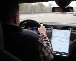 Tesla умнее московских таксистов (ВИДЕО)