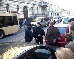 Львовянин научил женщину правильно парковаться кулаком в стекло (ФОТО)
