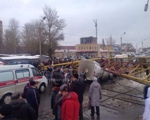 Ужасная авария в Омске: кран упал на внедорожник с людьми (ФОТО, ВИДЕО)