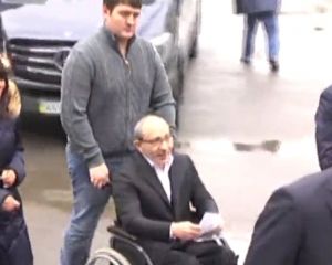 Кернес приехал голосовать на коляске (ВИДЕО)