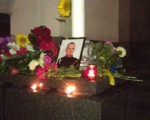 Под Верховную Раду сносят цветы и зажигают свечи (ФОТО, ОБНОВЛЕНО)