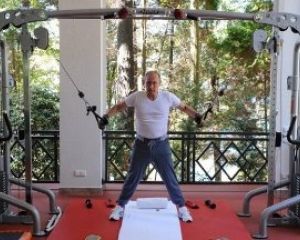 Медведев учит Путина качать