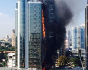Пожар охватил одесскую высотку в Аркадии, тушить нечем (ФОТО)