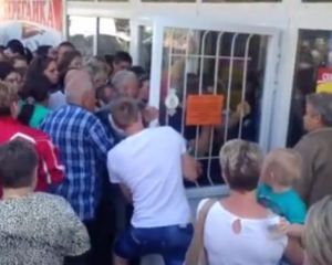 Драка за пельмени на распродаже в России (ВИДЕО)