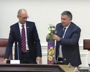 Яценюк и Яресько получили по гильзе (ФОТО, ВІДЕО)