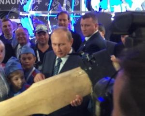 Над Путиным и летающим топором посмеялись (ФОТОЖАБЫ)