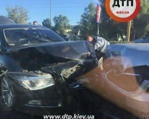Автомобиль из Администрации президента попал в серьезное ДТП (ФОТО)