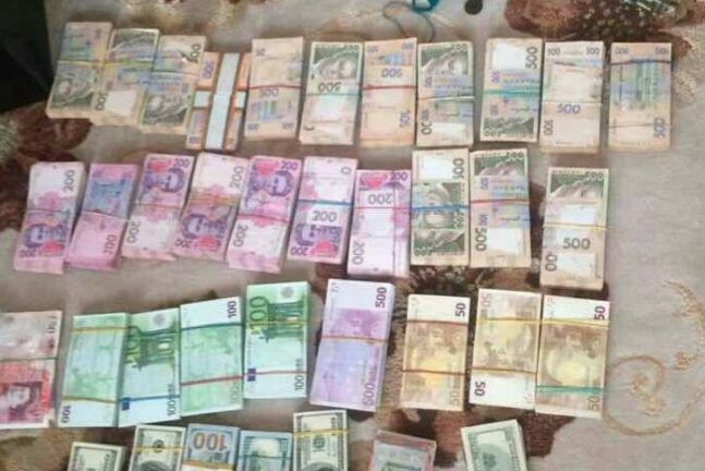 Более 4,5 млн грн и брендовые часы: разоблачен конвертцентр налоговиков