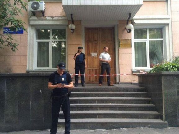 В холле киевской больницы расстреляли мужчину