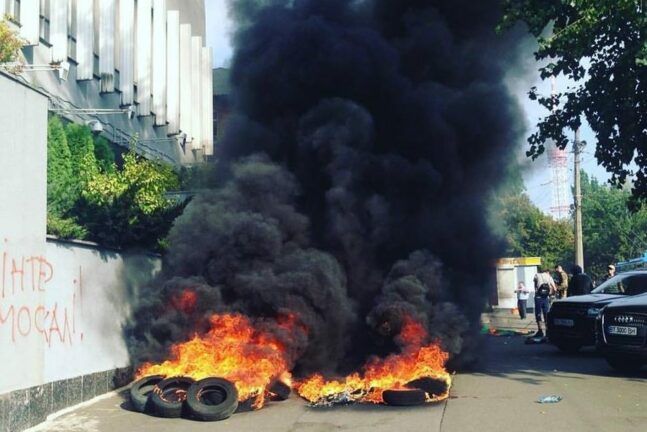 Інтер заблокований, розвантажують вантажівку з шинами