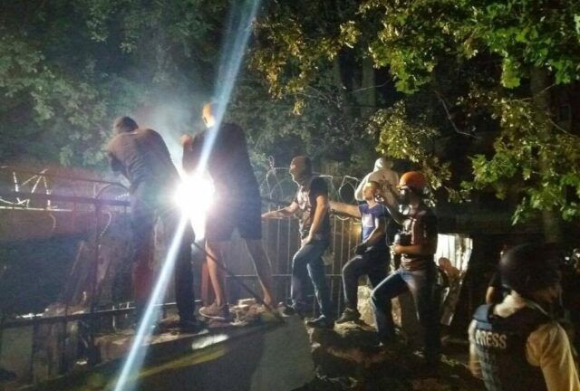 Драка в Святошино: один человек в реанимации, у другого — разбита голова