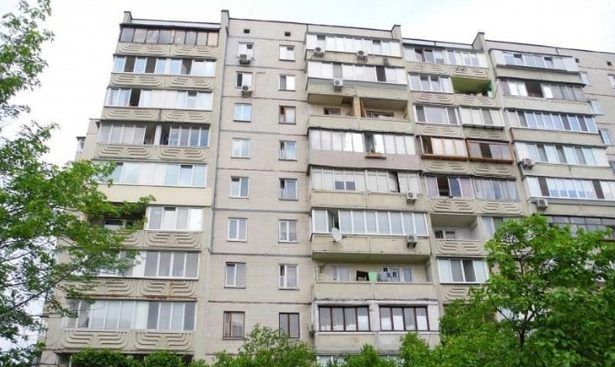 Скандальная застройка на Героев Днепра: через строительство в соседних домах пошли трещины