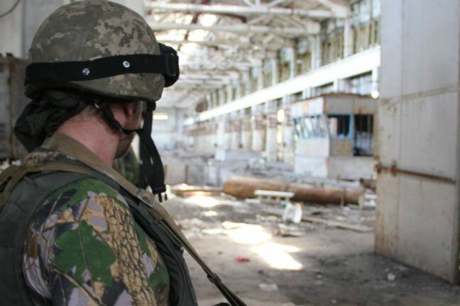 Воронки от снарядов, враждебная техника и руины — Донецкий аэропорт сегодня