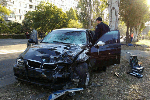 В Николаеве водитель BMW насмерть сбил 4 дорожников