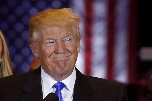 Трамп разрешил телеведущему растрепать ему волосы