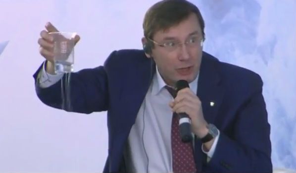 Дырявый стакан воды