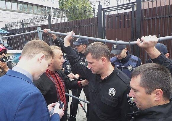 Мирошниченко вытер ноги о российский флаг