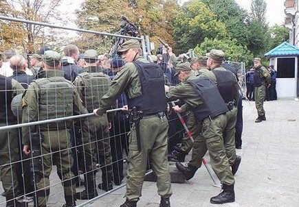 Новые стычки под посольством России в Киеве: один протестующий задержан