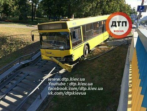 В Киеве автобус слетел с дороги, чудом обошлось без жертв