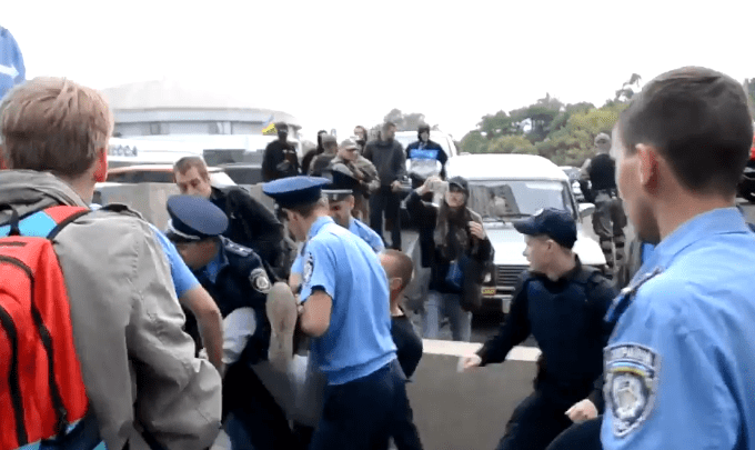 В Одессе Правый сектор подрался с полицией под Генконсульством России