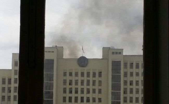 В Беларуси горит здание правительства: 16 машин МЧС тушат пожар