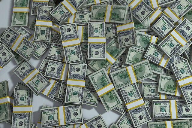 В Украине рухнули доллар и евро