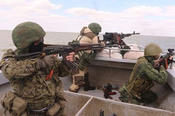 Водка и еда есть? Российские “защитники” устроили себе all inclusive под Мариуполем