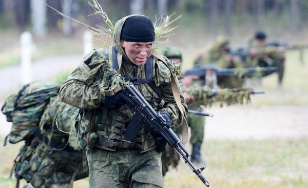Россия завозит в Новоазовск грузовики с военными, в Ясиноватую бросили снайперов