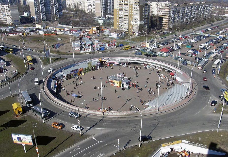 Станция метро Героев Днепра треснула пополам