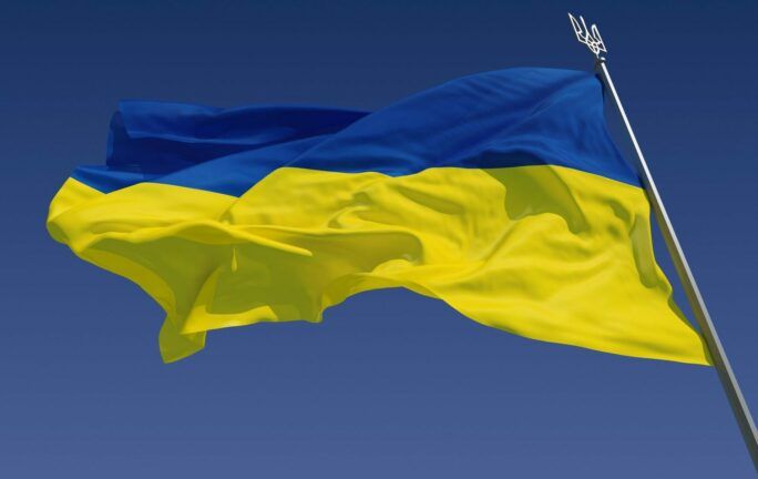 Огромный украинский флаг вывесили в Москве