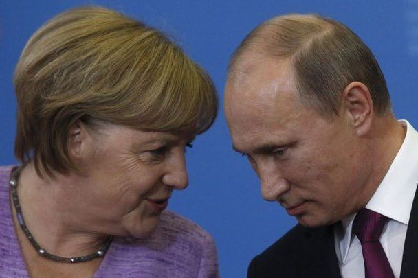 Меркель умовила Путіна на нормандський формат