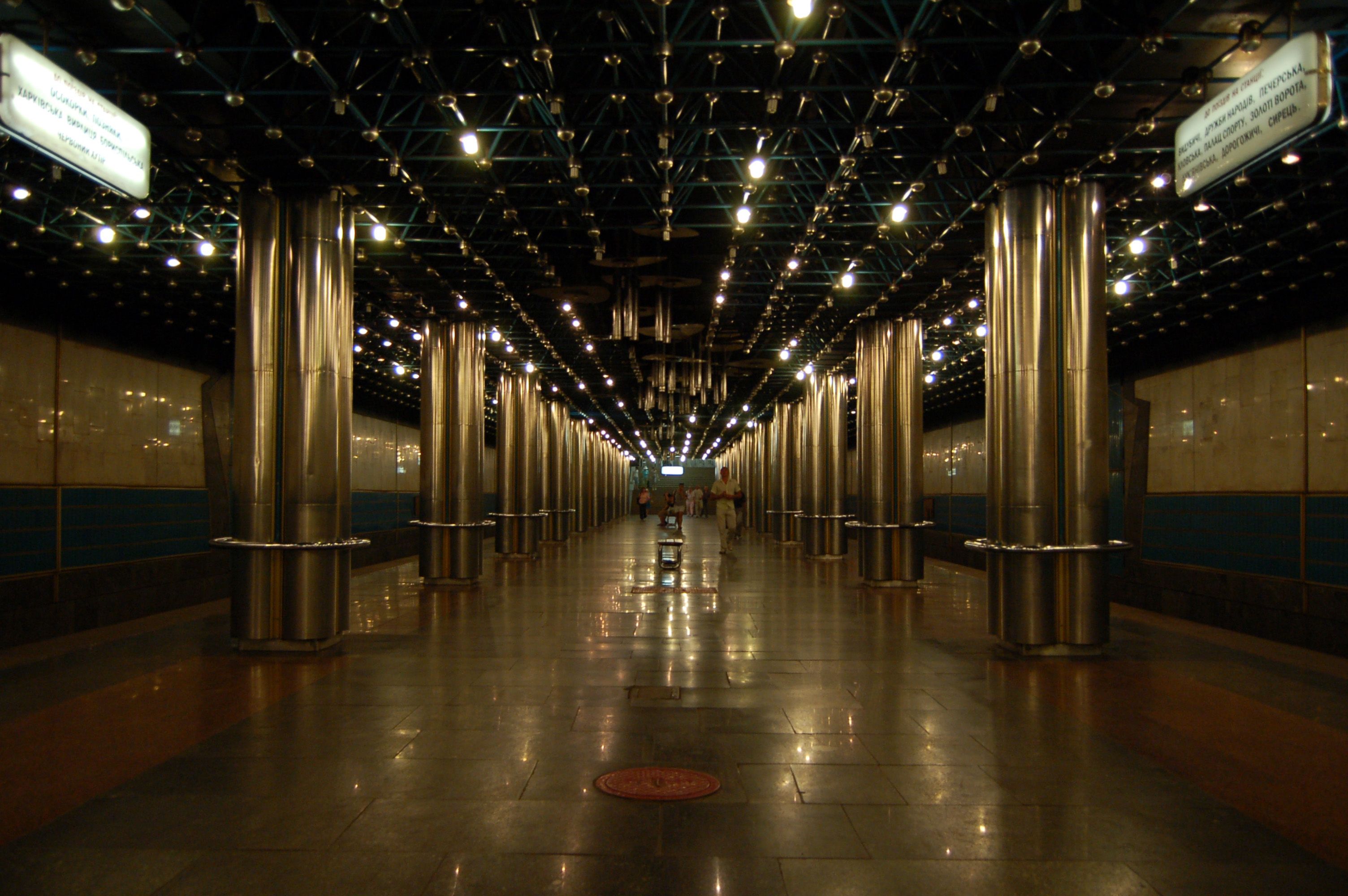 Киевское метро отдают москвичам Фото 1 Slavutych_metro_station_Kiev_2010_01