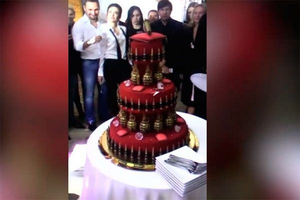 Як святкують в Путіна: Меладзе, Куценко і кривавий торт з гранатами